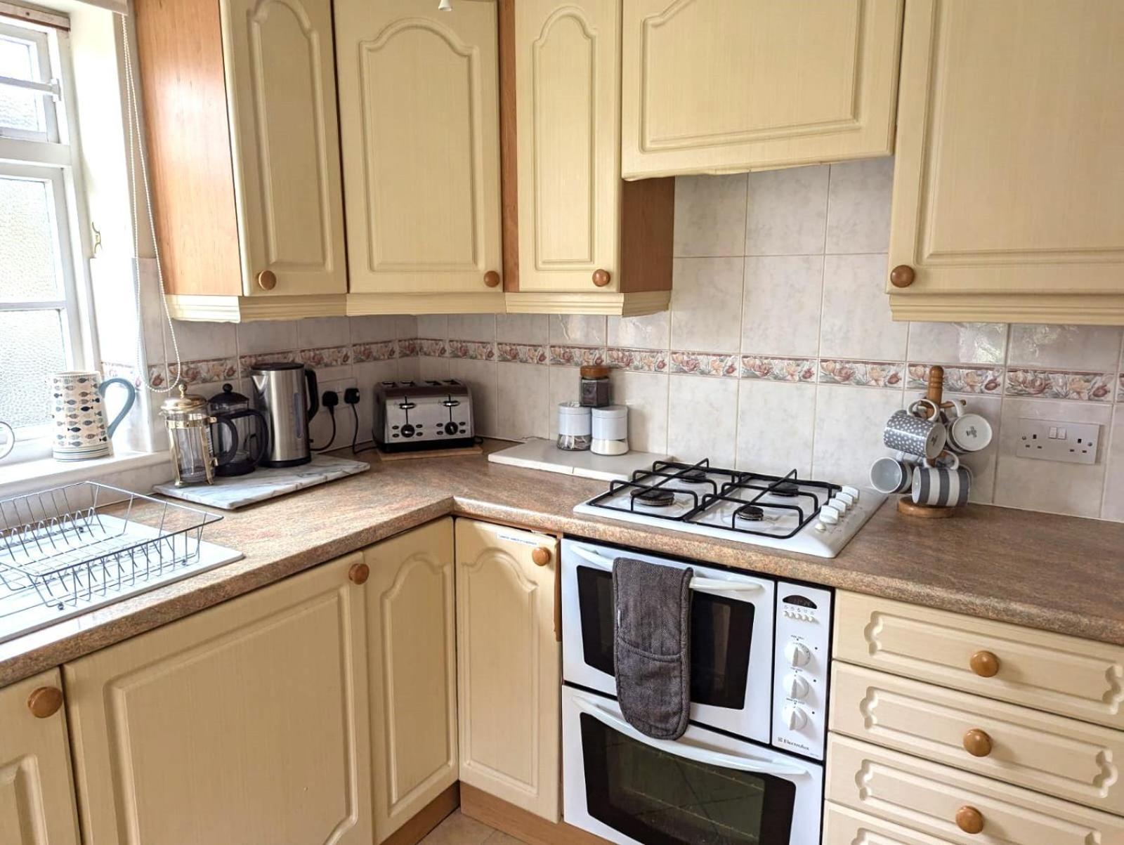 Georgian 2 Bedroom Apartment In Chichester With Free Parking - Chichester Holiday Properties Exterior photo